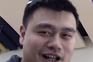 姚明谈自己学英语方法：把你扔NBA更衣室6个月 自然就学会了