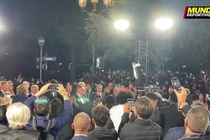 金球奖竞争者！巴萨一行人抵达，现场有人嘘并辱骂“**巴萨”