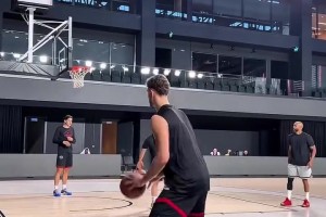 范弗里特此前在土耳其与申京一同训练 如今实战联手要推迟了