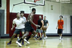 韦德打野球局，这肌肉线条，看起来相当有美感