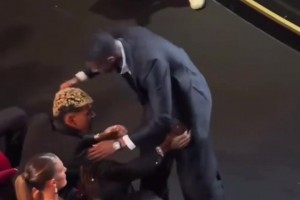 登贝莱获金球后第一时间与亚马尔握手，典礼结束亚马尔也上前祝贺