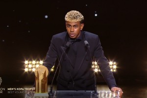 卫冕成功！官方：18岁亚马尔获2025科帕奖，巴萨新星连续两年夺魁