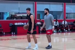 韧带撕裂了！此前范弗里特还带着谢泼德开练呢 接下来看小谢了