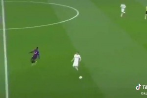 当时登贝莱老婆裹得严严实实，还记得登贝莱结婚没请队友到场