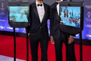 金球典礼上的蓝黑元素：索默和邓弗里斯盛装出席