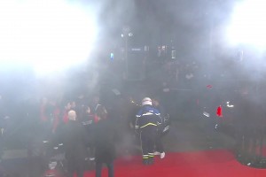 啥情况？金球奖结束后场馆外大批聚众高喊：婊子养的巴萨