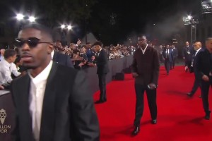 大佬登场！金球奖最大热门登贝莱走红毯，西装+墨镜装扮