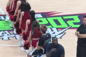 身旁有啦啦队美女热舞，追梦却不为所动，和身后观众battle