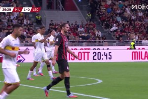 又是立柱！萨勒马科尔斯右路传中，拉比奥特后点包抄飞身打门中柱