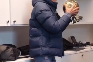 登贝莱归队，恩里克热烈欢迎并亲了亲他刚领回来的金球