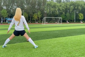 人靓脚法赞❗️小姐姐模仿C罗标志性SIU和站姿