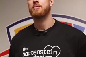 哈腾的眼光没的说！哈滕拖家带口参与社区活动！