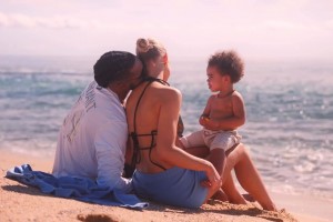 今天成功求婚！拉塞尔此前与女友带着娃在海边温馨度假