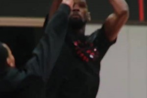 第一次看到红色配色的杜兰特？KD终于穿上火箭的训练服了！