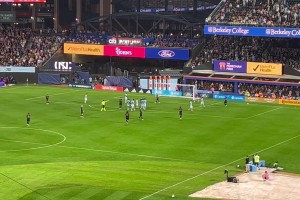 现场实拍：梅西这脚任意球让全场球迷惊呼