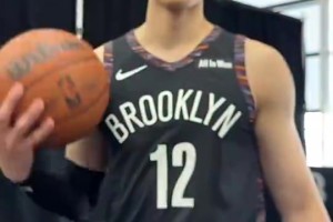 曾凡博上身篮网城市版球衣，这造型是真的帅！