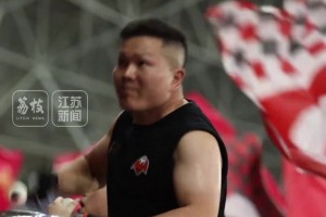 太拼了！“苏超”盐城队鼓手为球队加油，已敲坏17面鼓