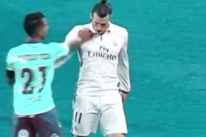 引国安球迷嘘声！实拍：攻陷工体后海港球迷赤膊上阵宣泄情绪