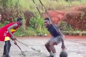 笑死！王哲林面对库兹马，居然敢这么上篮，被无情扇飞！