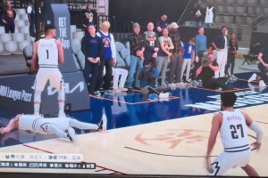 下赛季能否见到？网友晒2K爱德华兹隔扣约基奇 后者倒地不起