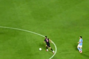 布教授的足球艺术，每一个动作都仿佛在他的大脑中提前预演过