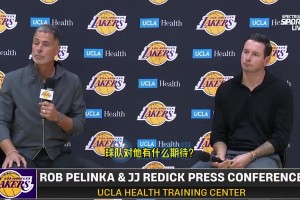 两位中场大师！22岁的佩德里与40岁的卡索拉交换球衣并拥抱