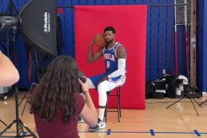 新赛季能回暖吗乔治出席76人媒体日，拿球怒吼摆造型~