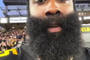 哈登现身母校观看橄榄球比赛