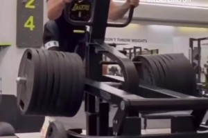 对自己够狠啊！感受下东契奇720磅重量的腿部力量训练