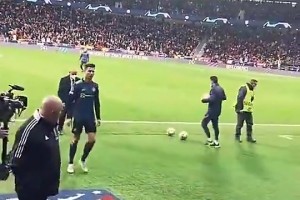 当年C罗避免踩到马竞队徽，球迷反手送一个中指