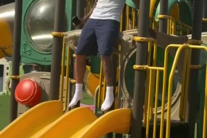 长不大的孩子王！那不勒斯球员几周前齐聚内雷斯女儿生日会！