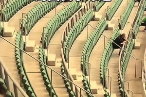 孤勇者！北京国安小球迷在工体独自拉歌单挑大连远征军