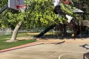 搁家开商场呢？布克车库墙上满是球衣球鞋珍藏！甲亢哥看傻了都！