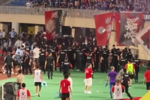 赣超赛场不和谐一幕：景德镇球迷从看台疯狂投掷杂物