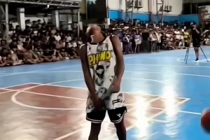 小学生被对手球砸脸，当场强势回应