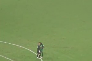 判罚引球迷不满！苏超苏州vs常州比赛中现场球迷高喊“黑哨”