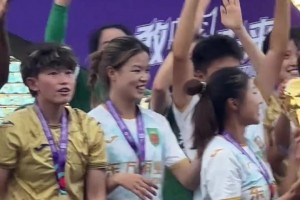 笑喷！苏超名场面：镇江和泰州球员先后致敬内马尔