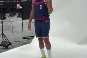 这球转的不错哈！快船媒体日 詹姆斯-哈登展示手活~