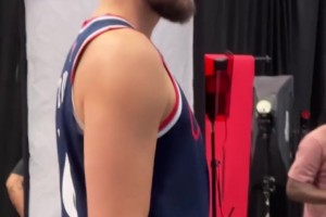 记者提醒哈登：这是你第17年！登哥：别说了，我会觉得自己TM老了