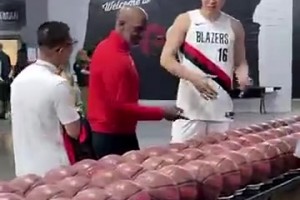 杨瀚森特别熟练地和比卢普斯打招呼，看来英语和社交能力都提升不少