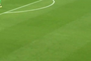 故地重游！穆里尼奥赛前独自踩场斯坦福桥，满眼熟悉皆过往