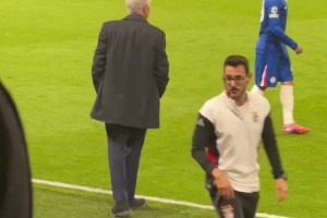 穆里尼奥的名字在斯坦福桥响起，穆帅以飞吻回应球迷