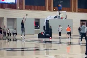 和篮筐高度一比，文班这身高太恐怖了这孩子还在猛练三分