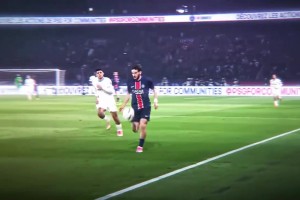 无边落木萧萧下！K77同样是个左右脚均衡的盘带大师！