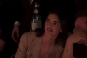 布克看了会后悔吗？詹娜性感穿着与男性友人亲密交谈