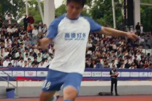 西甲是真养人！阿尔瓦雷斯之前一脸痘，现在和国人合影时太帅啦！