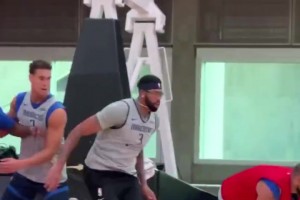 欧文在训练营期因浓眉怒帽队友而兴奋不已！