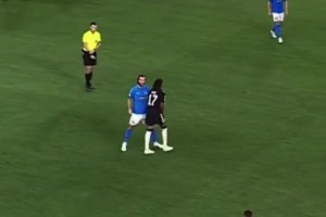 拜仁球员从未有过的松弛感！奥利塞在大比分领先后模仿安东尼转圈