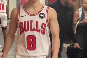 公牛双向球员河村勇辉身穿8号球衣 这身高真的就是普通人啊