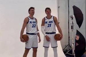 哥俩好！大瓦想牵小瓦的手结果被拒绝哈哈！